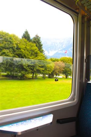 車窓には豊かな緑。視線の先には、これから登る山の勾配が現れて期待が高まる