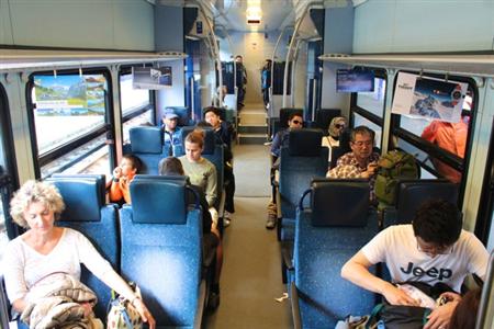 10両編成の列車は約8割の乗車率。半分以上の人が終着駅まで行くようだった