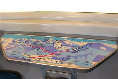 スイスの鉄道は、窓際のサイドテーブルに路線図が描かれていることがよくある。こんなものを見てしまうと、この先に行きたくて未練が…