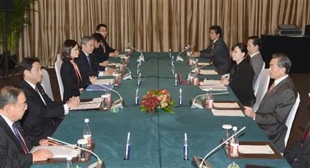 会談に臨む、中国の王毅外相（右手前）と岸田文雄外相（左手前から２人目）＝２０１４年１１月８日、中国・首都北京市（共同）