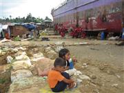 タクロバンの沿岸部では、打ち上げられた大型船が撤去されないまま放置され、周囲にはがれきで建てられた小屋が並んでいる＝２０１４年１１月７日、フィリピン・レイテ島（吉村英輝）