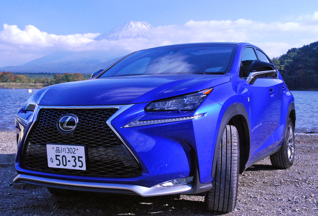 シャープなヘッドランプ、コーナリングランプと大きなスピンドルグリルが印象的