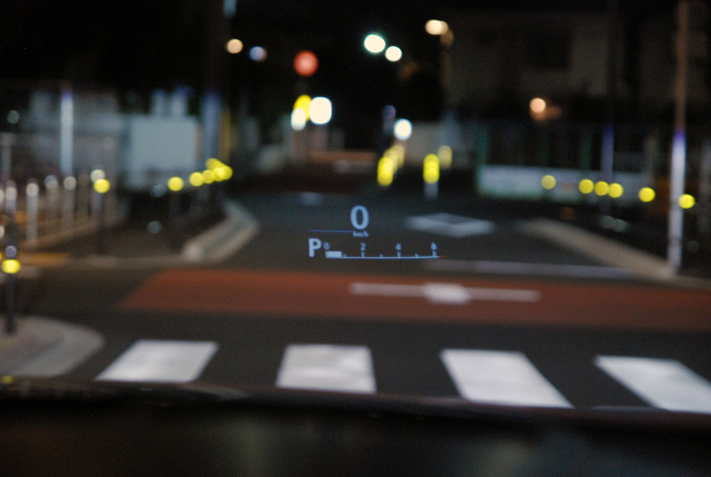 フロントガラスに走行速度などの情報を表示する「ヘッドアップディスプレイ」