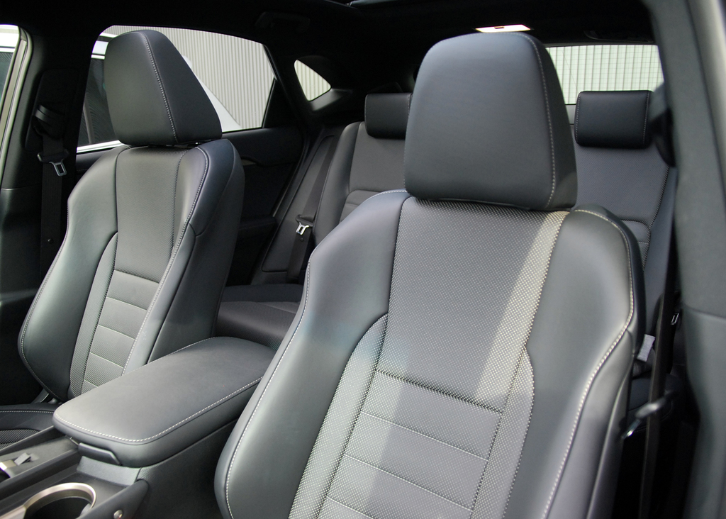 「表皮一体発泡工法」を採用した“Ｆ ＳＰＯＲＴ”専用シート