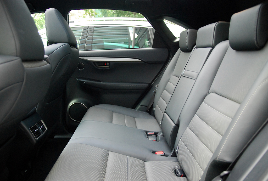 「ＮＸ」の後部座席。レッグスペースは広々としているが、丸みを帯びた天井はやや低い