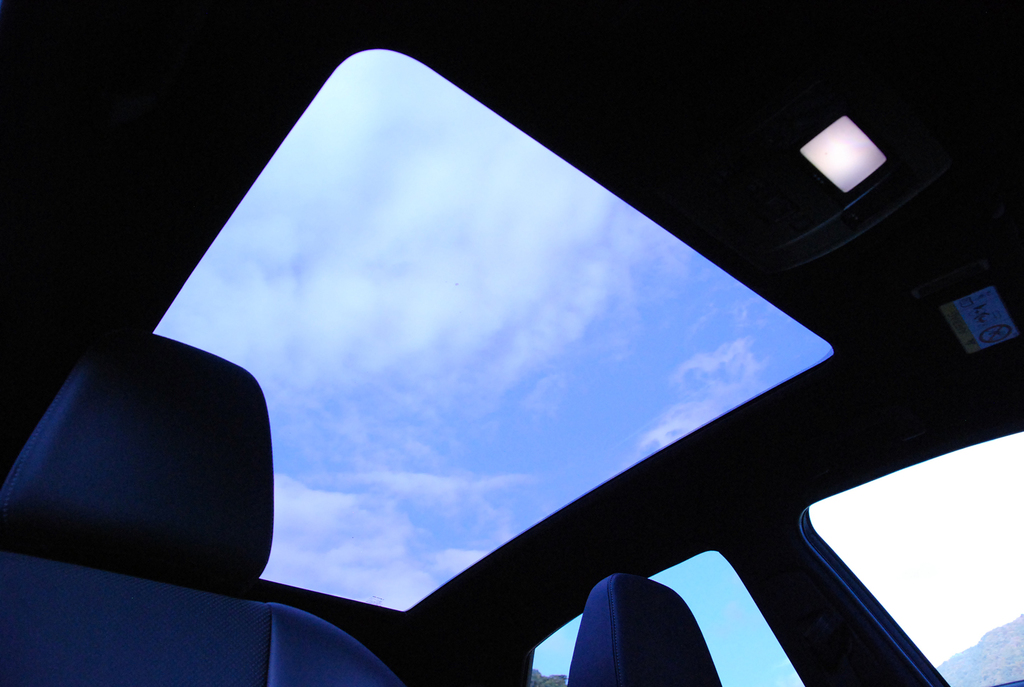 パノラマルーフを開ければ、天井いっぱいに空が広がる