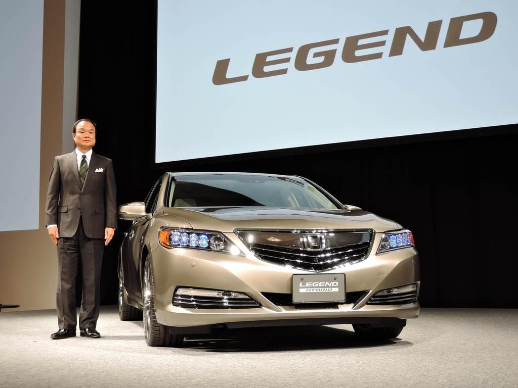 新型高級セダン「レジェンド」を発表する伊東孝紳ホンダ社長＝１０日午前、東京都港区