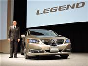 新型高級セダン「レジェンド」を発表する伊東孝紳ホンダ社長＝１０日午前、東京都港区