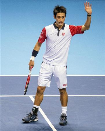 アンディ・マリーに勝利し、声援に応える錦織圭＝ロンドン（ゲッティ＝共同）