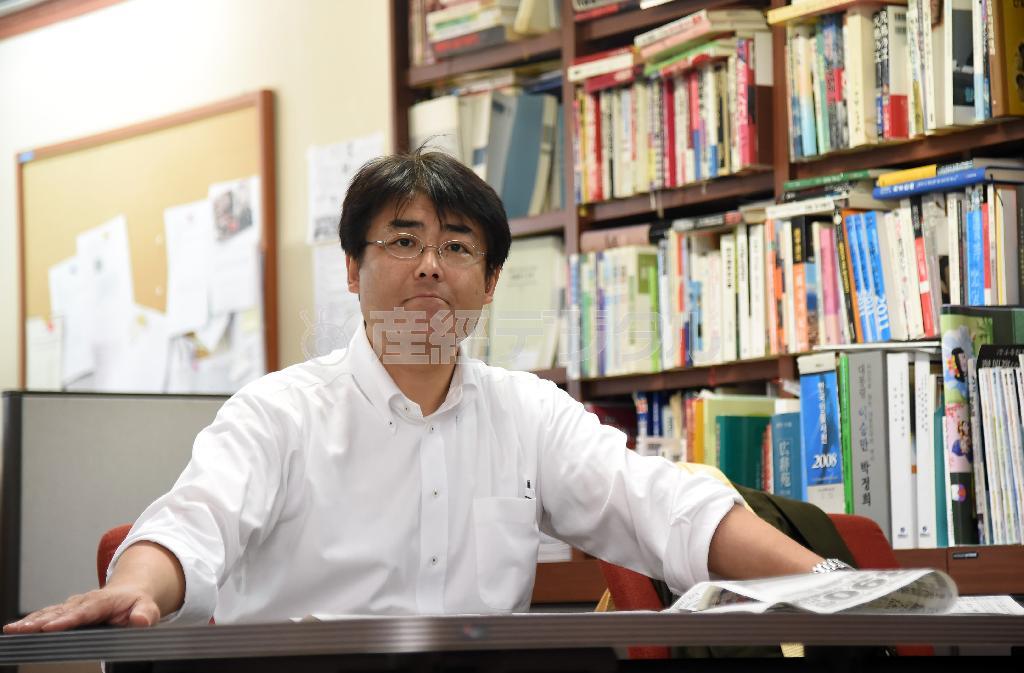 産経新聞ソウル支局内で仕事をする加藤達也前ソウル支局長＝２０１４年１０月５日、韓国・首都ソウル（桐山弘太撮影）