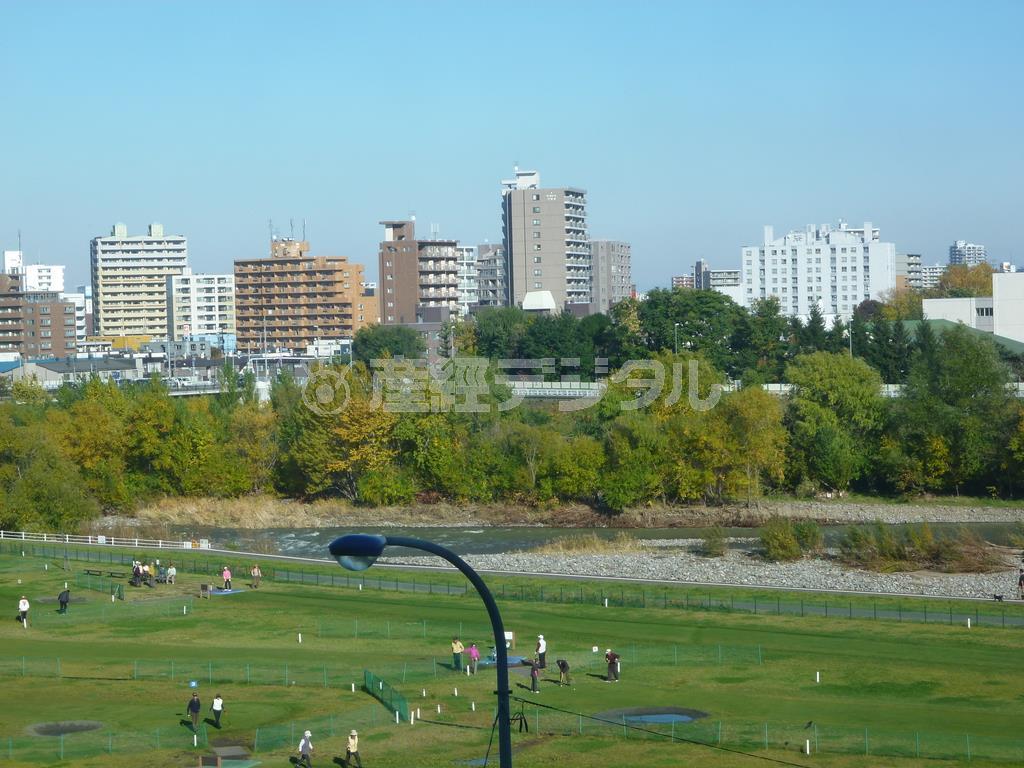秋の終わりの豊平川とその河川敷。手前の街灯が邪魔…＝２０１４年１０月１９日、北海道札幌市（乾ルカさん撮影）
