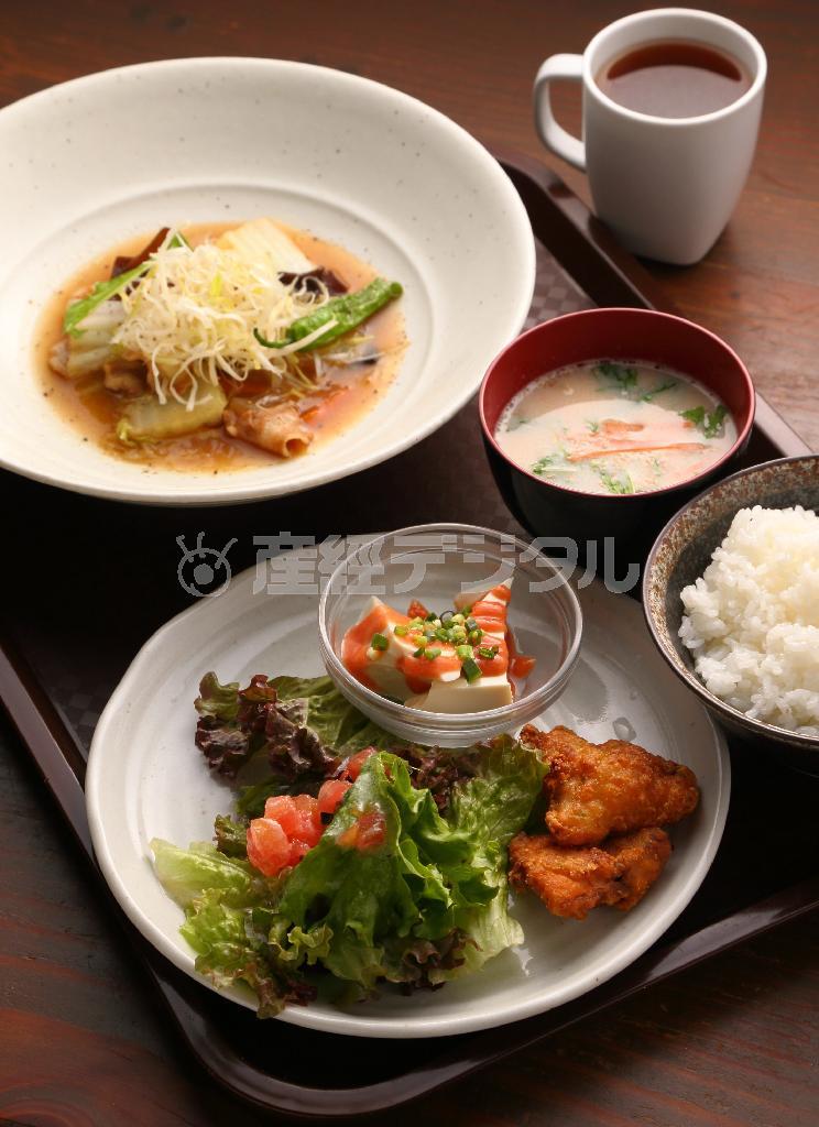 週替わりの平日ランチ「豚バラ肉の五目中華煮込み」（９４０円）は、ご飯、サラダ、スープ、一品、飲みものつき。ボリュームのあるランチも野菜がふんだんにとれるので女性にとってうれしい。ランチは他にうどんやサンドイッチも＝２０１４年１０月２０日、京都市北区（恵守乾撮影）