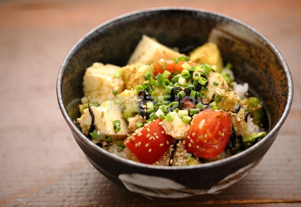 「アボカド・トマト・塩昆布のおぼろ豆腐丼」（９２０円）はお昼ご飯を食べ損なった人に最適な午後３時からの夕ごはんメニュー＝２０１４年１０月２０日、京都市北区（恵守乾撮影）