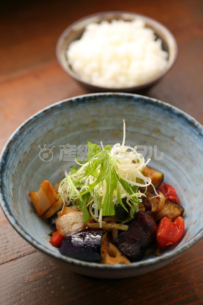 夜ごはんで人気の「豚の角煮の唐揚げと五品目野菜の黒酢豚」（９４０円）とご飯（２１０円）。しゃっきりとしたレンコンとしんなりしたナスとトマト、豚の角煮が黒酢に絡まって味わい深い＝２０１４年１０月２０日、京都市北区（恵守乾撮影）