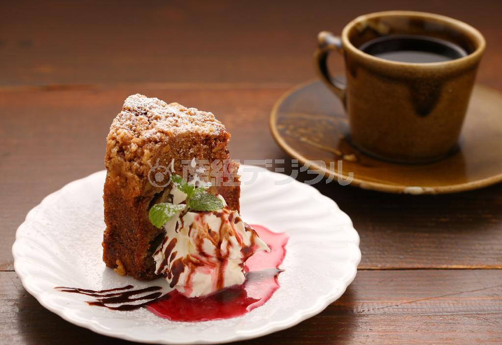 定番のアップルウォルナッツケーキ（５００円、飲み物が付いたケーキセット９２０円）。さわやかなリンゴと食感が楽しいナッツの味わいは、観光に疲れた身体を癒やしてくれそう＝２０１４年１０月２０日、京都市北区（恵守乾撮影）