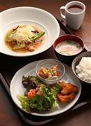 週替わりの平日ランチ「豚バラ肉の五目中華煮込み」（９４０円）は、ご飯、サラダ、スープ、一品、飲みものつき。ボリュームのあるランチも野菜がふんだんにとれるので女性にとってうれしい。ランチは他にうどんやサンドイッチも＝２０１４年１０月２０日、京都市北区（恵守乾撮影）