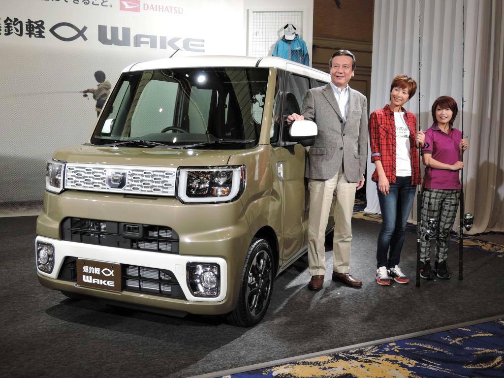 新型軽自動車「ウェイク」を発表するダイハツ工業の三井正則社長（左）＝１０日、東京都港区