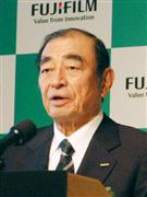 インフルエンザ薬「アビガン」について記者会見する、富士フイルムホールディングスの古森重隆会長＝１１日午後、東京都千代田区