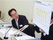 赤字幅の拡大について説明する、ゼンショーホールディングスの金子武美取締役＝１０日、東京都中央区