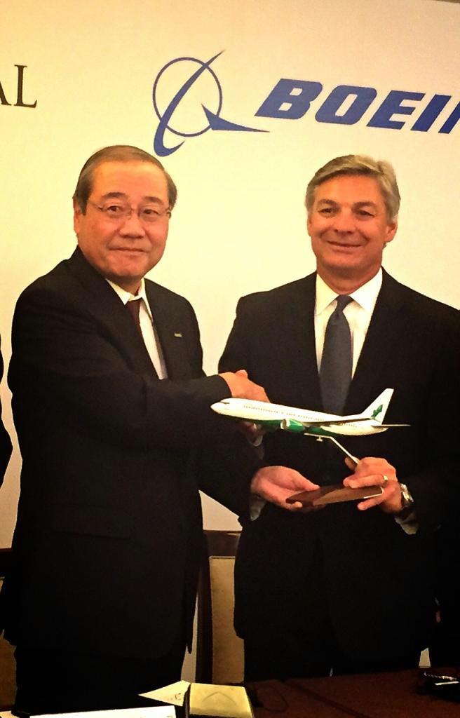 契約に調印した三井住友フィナンシャルグループの宮田孝一社長（左）と米ボーイングの民間航空機部門のレイ・コナー社長兼最高経営責任者＝１０日、東京都千代田区