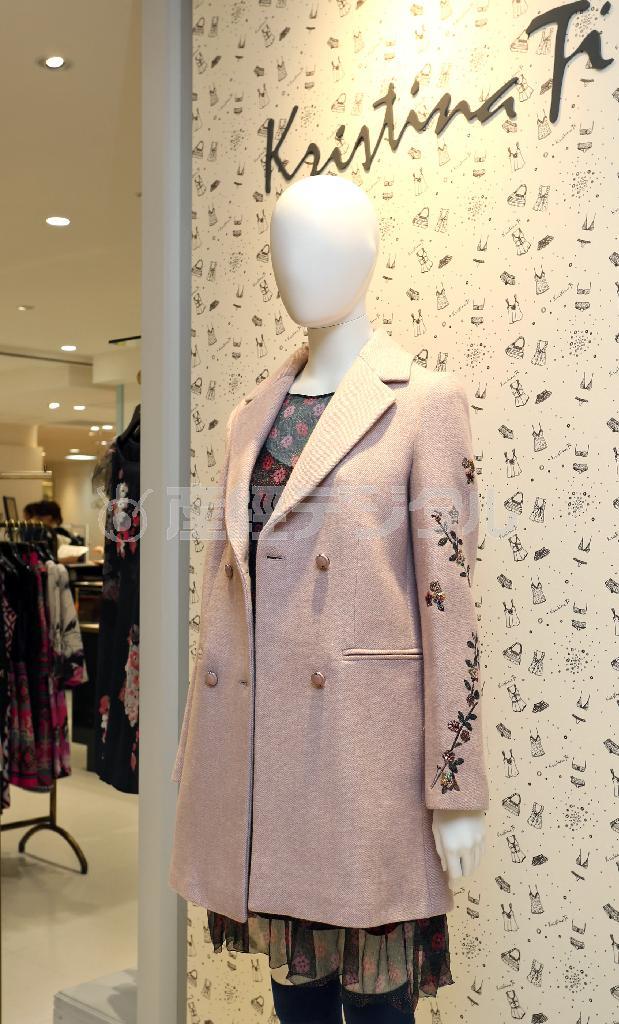 左袖のスパンコール刺繍が今年ならではのアシンメトリー。クリスティーナ＿ティのコート（１１万円）＝２０１４年１０月３０日、東京都千代田区銀座（野村成次撮影）