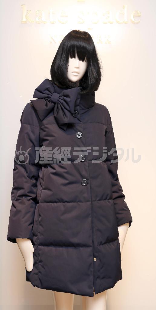 ケイト＿スペード＿ニューヨークのダウンコート（８万５０００円）は首元のリボンがおしゃれ感を演出＝２０１４年１０月３０日、東京都千代田区銀座（野村成次撮影）