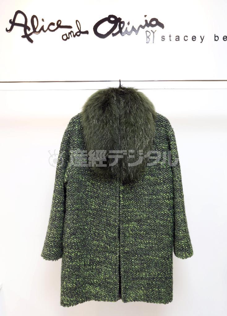 アリス＿オリビアは温もりのあるグリーンのツイード風ニット素材（９万５０００円）＝２０１４年１０月３０日、東京都中央区銀座（野村成次撮影）