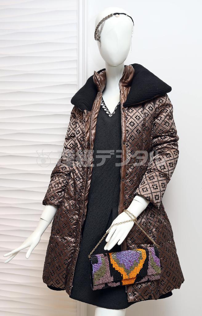 ナネットレポーのダウンコート（７万９０００円）は薄手で光沢のある茶色地に黒の刺繍をあしらった「ダウン・プラス・アルファ」＝２０１４年１０月３０日、東京都千代田区銀座（野村成次撮影）