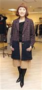 ツイードとニットの異素材コンビが新鮮なトリアーのコート（６万３０００円）＝２０１４年１０月３０日、東京都中央区銀座（野村成次撮影）