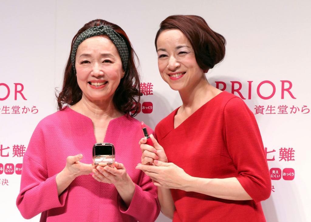 資生堂の新ブランド「プリオール」の発表会。女優の宮本信子さん（左）と原田美枝子さんがアピールした＝１１日、東京・銀座