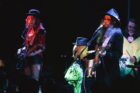 ハロウィーンを意識した衣装でパフォーマンス。左がシャーロット、右がショーン＝２０１４年１０月３１日、東京都港区・ブルーノート東京。（Ｃ）Ｐｈｏｔｏ＿ｂｙ＿Ｔｓｕｎｅｏ＿Ｋｏｇａ