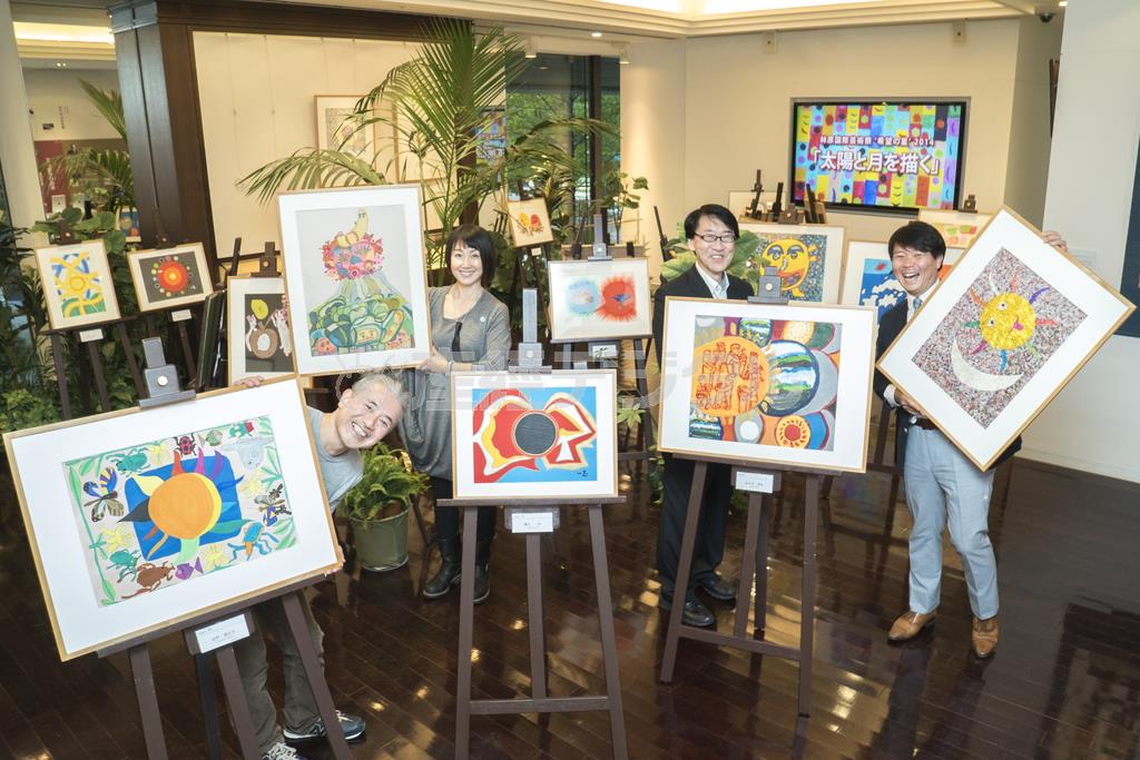 （左から）美術家の中津川浩章さん、お気に入りの田久保妙さんの作品を手にする一般社団法人「Ｇｅｔ＿ｉｎ＿ｔｏｕｃｈ」理事長の東ちづる、林原の政木和也さん、ＡｌｏｎＡｌｏｎの那部史さん。中央が春日一志さんの作品＝２０１４年１１月４日、東京都千代田区（山下元気さん撮影）