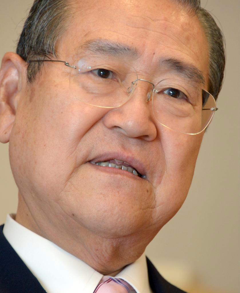 インタビューに答える自民党の野田税調会長＝１１日、衆院第２議員会館（酒巻俊介撮影）