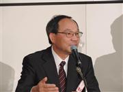 東京証券取引所で２０１４年９月中間連結決算の会見を行うジャパンディスプレイの大塚周一社長＝１３日、東京都中央区（黄金崎元撮影）