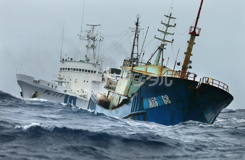 中国漁船（手前）に迫る海上保安庁の巡視船「するが」。中国漁船は網を回収した後、全速力で逃走を図った＝２０１４年１１月９日、東京都の小笠原諸島沖（大山文兄撮影）