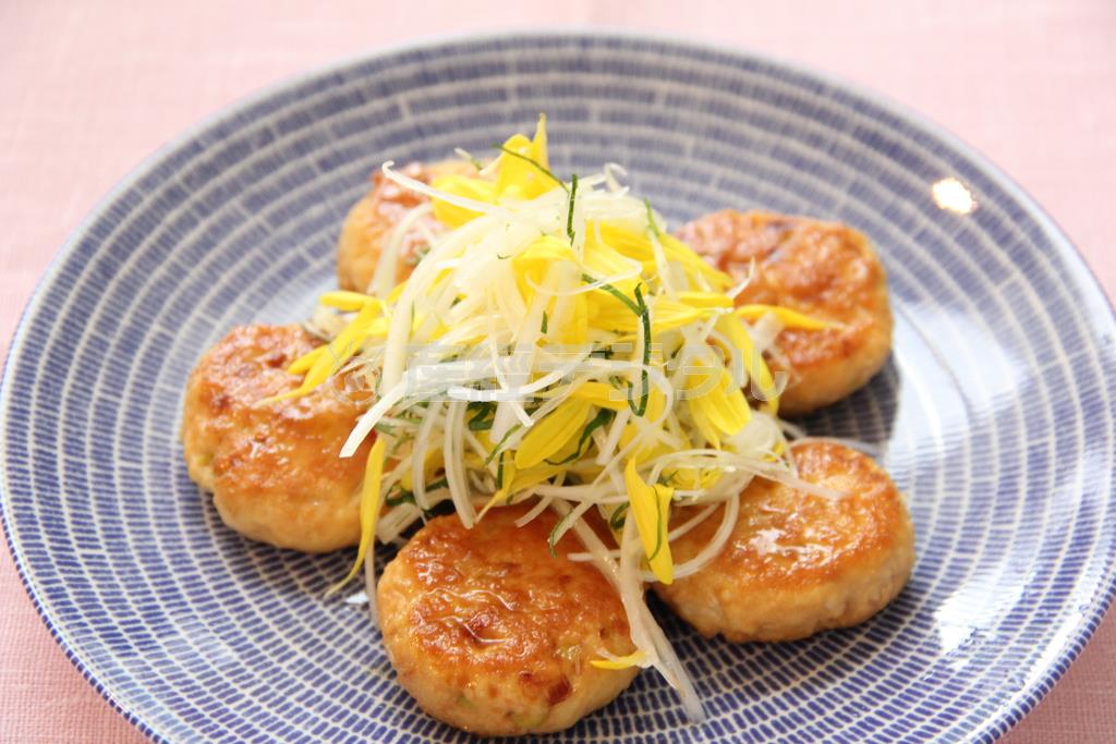 豆腐つくね。※２４１ｋｃａｌ、塩分１．８グラム（１人分）