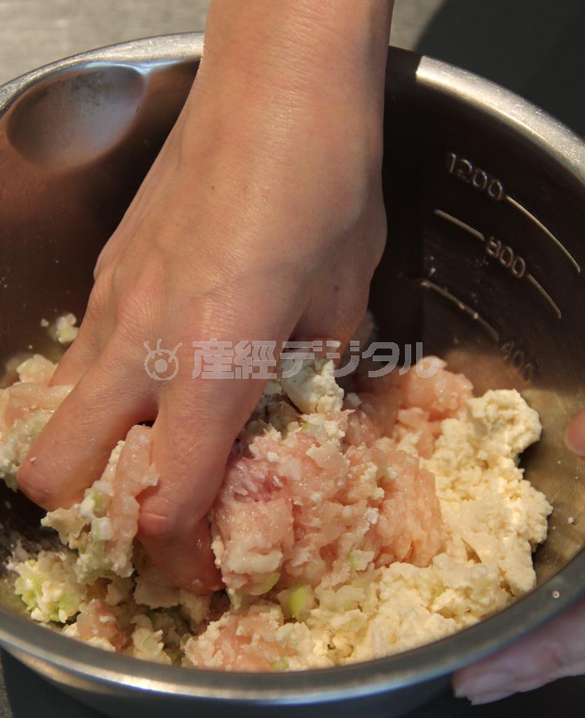豆腐つくね（作り方１）＿＿豆腐、鶏ひき肉、ねぎ、しょうが汁、片栗粉、塩をよく混ぜ合わせる。１０等分にして小判型に成型する（田中幸美撮影）