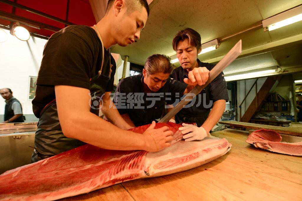 フラッシュは使いません。息を合わせる一瞬を撮り逃さないために、緊張感を伝える一枚を広角レンズで撮影しました。撮影をしていいかどうか、確認してから撮影しましょう＝２０１４年９月２２日、東京都中央区（須藤夕子さん撮影）