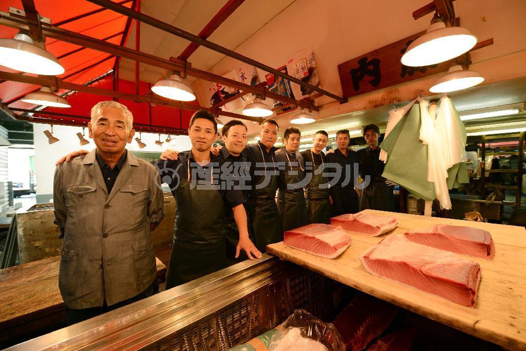 ただ立って撮影するよりも、集合写真はスキンシップを取りながら撮影した方が、良い表情が撮れるでしょう＝２０１４年９月２２日、東京都千代田区（須藤夕子さん撮影）