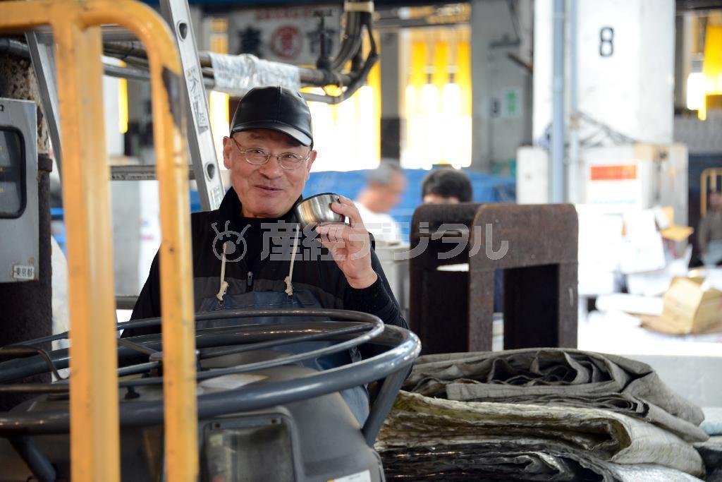 働く人を撮るときは、その場所を象徴するようなモノを手前や奥に入れると良いでしょう＝２０１４年９月２２日、東京都中央区（須藤夕子さん撮影）