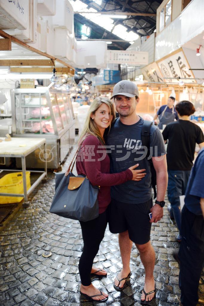 築地の石畳とその上に積まれたたくさんの発泡スチロールなど、築地らしい情景を取り込みながら、全身を入れて縦で撮影しました。少し上から撮りたかったので、ファインダーをのぞかず、被写体に半押しでピントを合わせてからカメラを高く持ち上げて撮影しました＝２０１４年９月２２日、東京都中央区（須藤夕子さん撮影）