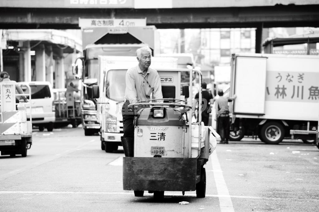 何十年と変わらぬ景色を撮りたくて、モノクロでターレーを運転する姿を写しました。背景もトラックも分かるように撮りたかったので、絞り優先にしました。絞りはＦ１０まで絞って撮りました＝２０１４年９月２４日、東京都中央区（須藤夕子さん撮影）