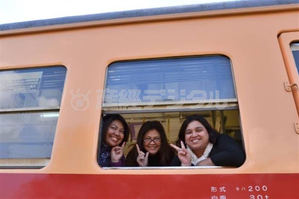 【読者写真（埼玉県さいたま市、摂津晴久さん）】小湊鉄道の飯給駅で撮影した観光客だそうです。とても楽しそうな笑顔ですね。中に入り込むと顔が暗くなりがちですが、露出も顔に合わせてキレイに撮れてますね！また投稿お待ちしています！（提供写真）