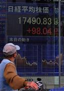 １４日、日経平均株価終値が１万７４９０円８３銭となり年初来高値を更新した＝大阪市中央区（竹川禎一郎撮影）
