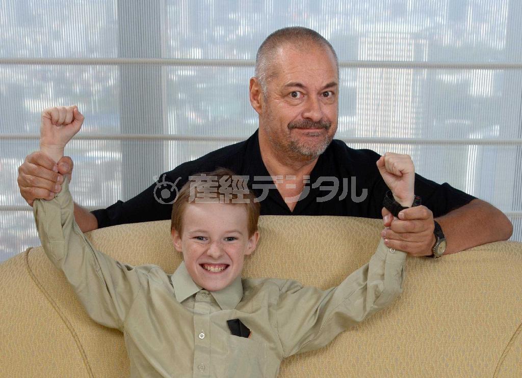 ともに来日したスピヴェット役のカイル・キャトレット（手前）と戯れるジャン＝ピエール・ジュネ監督＝２０１４年１０月１９日、東京都港区のザ・リッツカールトン東京（大山実撮影）