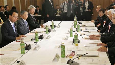 有識者による第２回の景気点検会合に臨む（左から）甘利経済再生相、黒田日銀総裁ら＝１３日午前、首相官邸