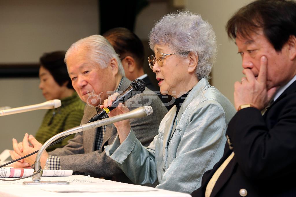 北朝鮮に拉致された日本人を救出するための連続集会で挨拶する横田早紀江さん（中央）と、滋さん（左）＝２０１４年１１月６日、東京都文京区の文京区民センター（蔵賢斗撮影）