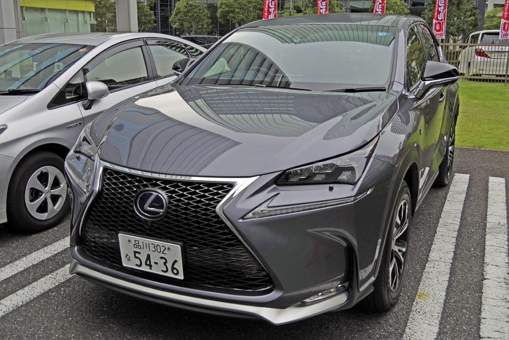 レクサスの「ＮＸ３００ｈ」（ＦＳＰＯＲＴ）