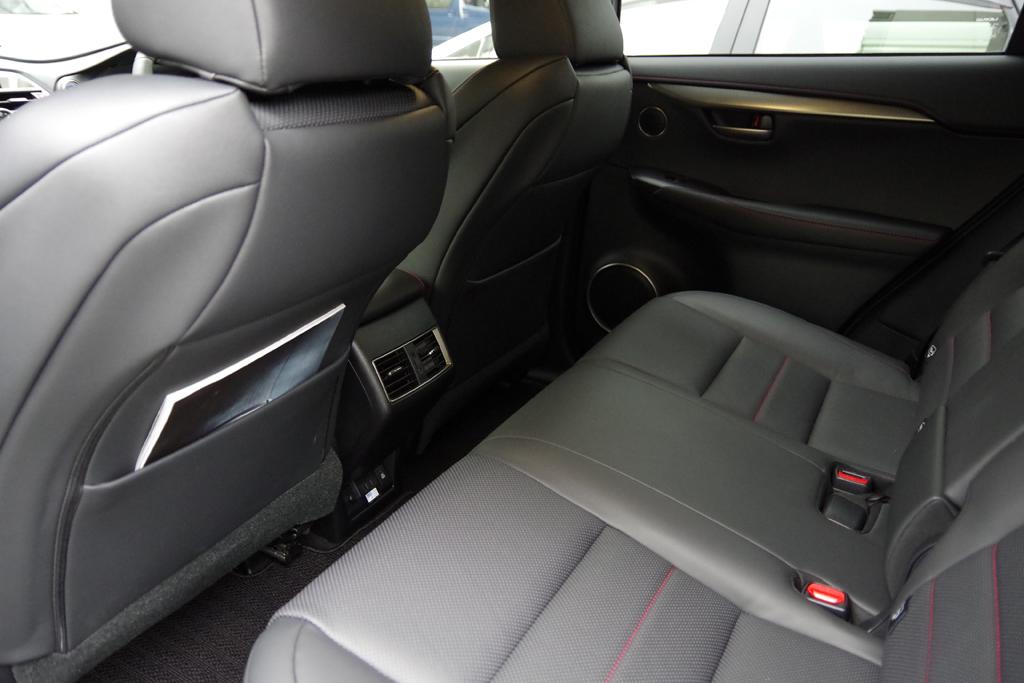 レクサスの「ＮＸ３００ｈ」（ＦＳＰＯＲＴ）の後部座席