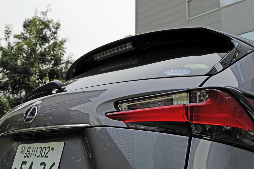レクサスの「ＮＸ３００ｈ」（ＦＳＰＯＲＴ）